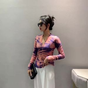 Ammin Mùa Xuân/Mùa Hè 2024 đơn giản v-cổ thời trang kim sa trừu tượng in graffiti tay áo dài cotton T-Shirt người phụ nữ phiên bản Hàn Quốc r màu gradient cỡ lỡn Áo Blouse thanh lịch