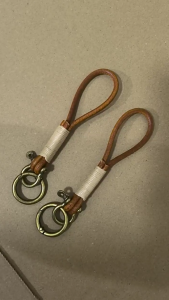 Bện chất liệu da PU mùa xuân Keychain cổ điển thiết kế cổ điển dây mềm Charm Mặt dây chuyền Món quà sáng tạo cho nam giới và phụ nữ