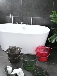 【eoxjk】พร้อมสต็อกสั่งซื้อจัดส่งทันทีครัวเรือนใสถังหนาถังเก็บหอพักนักศึกษาอาบน้ำซักรีดถังแบบพกพาพลาสติกขนาดใหญ่ถังอ่างล้างหน้า12.2