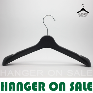 ไม้แขวนเสื้อ ไม้แขวนสูทพลาสติก รุ่น  032 มีร่อง มีกันลื่น  มีร่องคล้องสายเสื้อ 12 ไม้