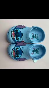crocs Dép sục trẻ em Stitch phiên bản hợp tác hoạt hình mới dành cho cả nam và nữ chống trượt dép đi biển thoáng khí.