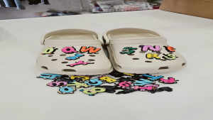 Sticker 2D Charm jibbitz gắn dép sục mẫu C43 chữ A-Z