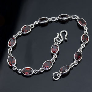 กําไลข้อมือพลอยโกเมนจันทบุรี (Garnet) ตัวเรือนเงินแท้ 92.5 % ชุบทองคําขาว ความยาว 7.5 ซม พลอยแท้จากประเทศไทย