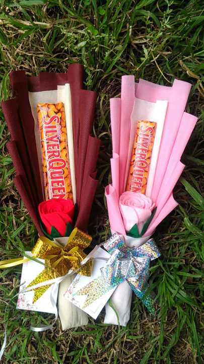 BUKET COKLAT 65gr DAN BUNGA FLANEL 1 TANGKAI, HADIAH VALENTINE/ULNGTAHUN/WISUDA/ANNIVERSARY