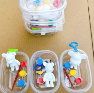 AILEBE ชุดระบายสีรูปปั้นหมี1ชุดพร้อมพร้อมพวงกุญแจสีและสร้อยข้อมือจัดส่งคละสี/คละขนาดสำหรับการฝึกความสามารถทางศิลปะ ตุ๊กตาภาพวาด ของเล่น