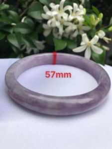 Vòng Cẩm Thạch mới Bản Hẹ Tím Nhẹ Ni 57mm Cao 10mm Dầy 7mm Màu tím nhẹ đều bóng đẹp Nữ mạng hỏa mạng thổ 53kg đến 58kg đeo rất xinh tay nhe các Chị đẹp chỉ có 980k ạ