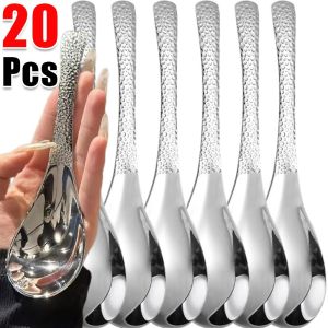 10/20/30 ชิ้น ช้อนด้ามยาวสแตนเลส / ช้อนซุปกลมหนาขนาดใหญ่ / ช้อนลายค้อนสำหรับใช้ในครัวเรือน / ช้อนขนมหวานสไตล์ย้อนยุค