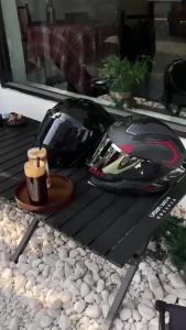 หมวกกันน็อคมอเตอร์ไซค์สำหรับผู้ชายและผู้หญิง หมวกกันน็อคเต็มใบ Bluetooth สำหรับทุกฤดู ปรับแต่งได้ เท่ห์ ป้องกันฝ้า สำหรับจักรยานไฟฟ้า