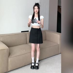 AMMIN หัวเข็มขัดแบบจานการถักสไตล์จีนใหม่กรอบกันการกระโปรงสั้นของผู้หญิง2024ฤดูร้อนเอวสูงกระโปรงสีทึบที่ดูเรียบง่าย