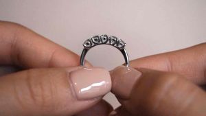 แหวนเพชรเงินแท้925 ชุบเคลือบทองคำขาว ประดับเพชร CZ Swiss Diamond เกรดพรีเมียม [ รุ่น AVA ]