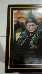 Hiasan dinding cetak gambar lukisan foto dan bingkai Abah Aos ukuran 35cm x 52cm