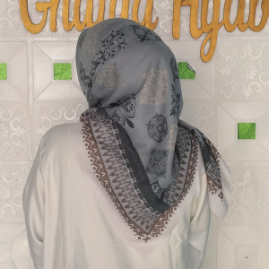 Kerudung Segi Empat Motif Model Baru Hijab Biru Muda