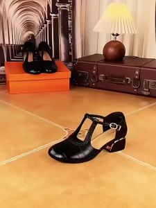 [Free Shipping] Versatile and stylish hollow-out single-strap soft leather closed-toe sandals for women summer mid-heel Korean-style pointed high-heeled leather shoes