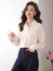 Ammin ผ้าไหมแขนยาวสำหรับผู้หญิงเสื้อเชิ้ตสไตล์เกาหลีเดินทางใส่โลหะที่หรูหราแฟชั่นดีไซน์หัวเข็มขัดเสื้อผ้าชีฟองทรงหลวมทันสมัย2024