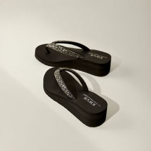 [Free Shipping] Korean-Style Luxury Beach Sandals With Intricate Rhinestone Embellishments A 4.5Cm Wedge Heel And A Soft Non-Slip Sole