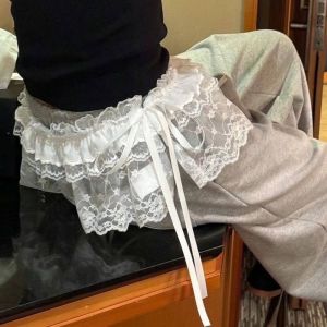 OKKFINE ดูผ่าน กระโปรงสั้นลูกไม้ ฮาราจูกุ เสื้อผ้าแนวสตรีตแวร์ Y2K กระโปรงจับจีบ ดอกไม้ปักลาย กระโปรงแต่งระบายมีเชือกผูก กางเกงยีนส์ตกแต่ง