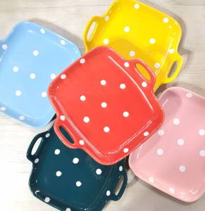 จาน จานเซรามิค ทรงเหลี่ยม มีหูจับ ลายจุด polka dot เนื้อหนา ขนาด 8.5 x 9 นิ้ว  มี 5 สี  แดง เหลือง เขียว ชมพู ฟ้า