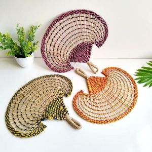 MAOMEI STUDIO Bohemian Quạt cói dệt tay Cổ điển Đầy màu sắc Quạt trang trí thủ công Sáng tạo Nhẹ Quạt làm mát mùa hè Trang trí nhà cửa