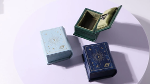 กล่องหนัง PU พรีเมี่ยมในการออกแบบหนังสือที่สง่างามผู้ถือจอแสดงผลเหมาะสำหรับต่างหูแหวนและสร้อยคอ