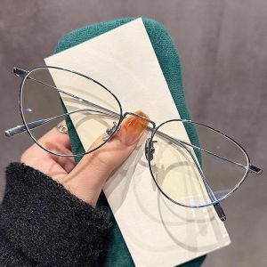 FIRADA Fashionable Comfortable Glasses Luxury Pure Titanium Cat Eye Eyeglasses Optical Prescription Eyewear Frame Women 30885-C