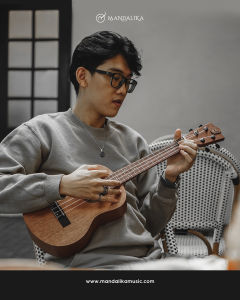 Ukulele Soprano Mandalika Brown UKV2-21 NS Include Softcase Senar Cadangan Pick dan Sertifikat Original Produk