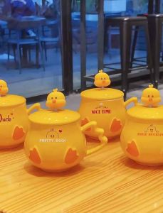 Ly cốc sứ có nắp kèm thìa hình chú vịt vàng đáng yêu dễ thương cute 400ml
