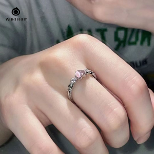 Vòng hình trái tim dễ thương với đá mắt mèo màu hồng thiết kế tinh tế cho phong cách nữ tính ngọt ngào