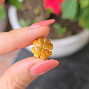 Q2356 Charm cỏ 4 lá MH Vàng Tâm sẵn lỗ 2li+ xâu dây cáp mix vòng hạt Thổ và Kim - Phong Thuỷ TUDO P