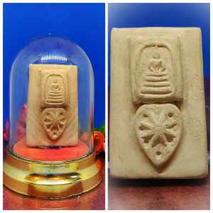 附送能量满满鸡翅木手串*1非常精美幸运星奇僧龙婆碧纳督造的圣物稀有之超大模经粉幸运星崇迪佛牌品相完美已安装在可开关式透明供奉式法座可置放神桌供奉Master Lp Pinak very rare Beautiful  Phim Lucky Star Yai Nur Phong Phra Somdej fixed to Transparent Bucha Type Cover(pls see photo)