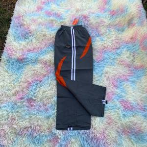 กางเกงขายาว สวมใส่ได้ทั้งชายและหญิง เป็นกางเกงผ้าร่ม