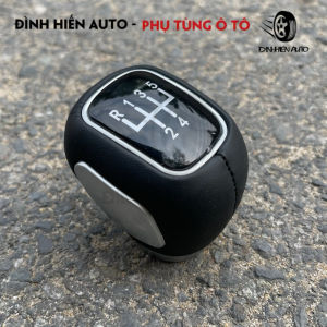 Tay nắm cần số xe Xpander màu đen mặt bóng giúp tài xế dễ dàng chuyển đổi các chế độ lái
