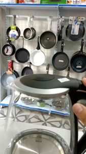 máy sấy tóc Goldsun GHD2001 công suất 1000w thành phần vỏ nhựa abs chế độ gió : 2 chế độ : tốc độ thấptốc độ cao nút điều khiển : nút bật tay cầm : có thể gập gọn rơ le: tự động ngắt khi quá nhiệt