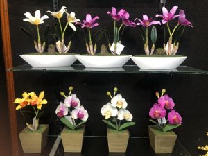 ดอกไม้ประดิษฐ์พร้อมกระถาง ดอกกล้วยไม้แคทลียาพร้อมกระถางทรงเรือขนาดเล็ก