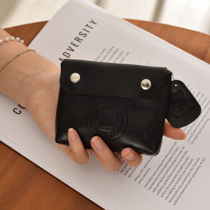 NIkyLundun   กระเป๋าใส่เหรียญสไตล์น่ารักพร้อมลายปั๊มแมวและตัวห้อย ทำจากหนังPUกันน้ำสำหรับใช้ในชีวิตประจำวัน