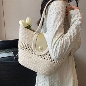 QXshop งานเข้าใหม่สุดปัง กระเป๋าถือแฟชั่นผู้หญิง งานดี ดีไซน์ปัง ดีเทลงานสานเพิ่มความเป็นไทยให้กับตัวกระเป๋า ตัวกระดุมประดับมุกยิ่งเพิ่มความลูกคุณ พร้อมส่งความสวยถึง 2 สี ใครอยากได้สีไหนรีบกดสั่งก่อนของหมดน้า