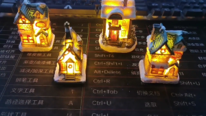 หุ่นบ้านคริสต์มาสขนาดเล็กพร้อมงานฝีมือประดับไฟ Led ทำจากเรซินสำหรับตกแต่งสถานที่เลี้ยงเด็กในบ้าน