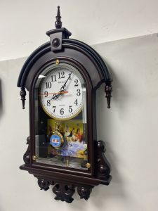 Đồng Hồ Treo Tường quả lắc F79 Phong Cách Cổ Điển Sang Trọng - màu nâu đen mang lại sự ấm cúng - thiết kế tinh tế