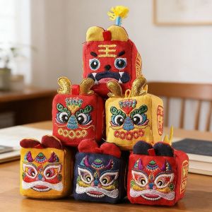 非遗刺绣布老虎沙包民间手工艺醒狮摆件通用小礼物礼品 Intangible Cultural Heritage Embroidered Tiger Cloth Ball Folk Handicraft Lion Dance Display Item Daily General Small Gift