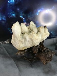 Bụi Thạch Anh tinh thể to nặng tặng đế gỗ S152 1.5kg