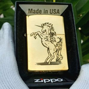 Bật Lửa Hộp Quẹt Zippo Ngựa 1 Sừng Đồng Nguyên Khối Đáy Dập Đời La Mã ( Tặng Phụ Kiện )