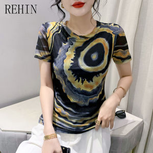 REHIN แฟชั่นฤดูร้อนตาข่ายพิมพ์ลายเสื้อยืดแขนสั้นคอกลมทรงสลิมฟิตสง่างามอินเทรนด์เสื้อผู้หญิง