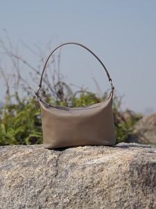 2026 Túi kẹp nách cổ điển phong cách retro da bò thuộc thảo mộc lớp đầu vân da. Hobo Túi đeo vai chéo đa năng dễ phối đồ cho mùa xuân hè