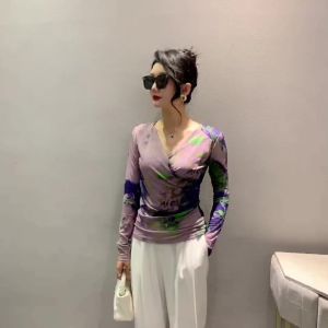 AMMIN สีทึบฤดูใบไม้ผลิฤดูใบไม้ร่วง2024เรียบง่ายลายกราฟฟิตีเสื้อแขนยาวลายขวางเสื้อยืดผ้าฝ้ายยืดได้สำหรับผู้หญิงสไตล์เกาหลีเสื้อสายไขว้คอวีแบบเรียบง่ายเสื้อสำหรับผู้หญิงขนาดใหญ่พิเศษ