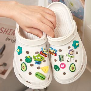 Jibbitz charms เสน่ห์ Buzz Lightyear ชุดสูท diy 3D ดอกไม้รองเท้า รองเท้า cross อุปกรณ์ตกแต่งรองเท้า