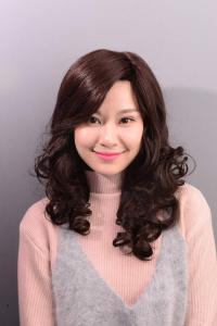 วิกผมสุภาพสตรีวิกผมกลางและผู้สูงอายุทนความร้อนวิกผมสังเคราะห์หยิกยาวคลื่นใหญ่ผู้หญิงปกผมหน้าม้าเฉียงหนึ่งขนาดสีน้ําตาลธรรมชาติ