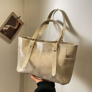 Sheii มาแรงมาก กระเป๋าสะพายไหล่แฟชั่น ขนาดใบกลาง สวยกำลังดี ดีเทลเรียบหรูดูแพง สีสวยสับงานจึ้งมาก วัสดุหนังเทียม ใส่ของได้เยอะจุใจ ราคาสุดคุ้ม งานใหม่ห้ามพลาดน๊าา