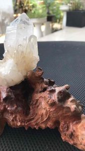 Đá Thạch Anh trụ và Vương đế gỗ mã số 012