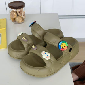 QZshop ขายดี รองเท้าแตะผญมีตัวติดการ์ตูนแต่งสายรัดส้น รองเท้าแตะแบบสวมสายคาด 2 เส้น รองเท้าแตะแฟชั่น ดีเทลเป็นรองเท้าสายคาด2เส้นพร้อมสายรัดส้นอย่างดี พื้นนุ่มเบาสวมใส่สบาย
