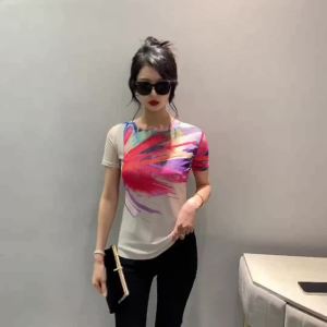 Ammin เสื้อยืดแขนสั้นลายดอกไม้มัดย้อมติดเสื้อยืดคอกลมเรียบง่ายสำหรับฤดูร้อนปี2024ฉบับภาษาเกาหลีเสื้อผู้หญิงไซส์ใหญ่พิเศษเสื้อสง่างามแบบลำลอง