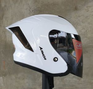 Helm js armor solid half face original dengan desain keren harga murah bisa untuk pria dan wanita dewasa dapat bonus sarung waterproof dipakai diparkiran untuk mengamankan helem saat turun hujan dan sinar matahari